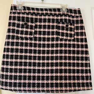 Elegant short ladies skirt in checkers with golden thread